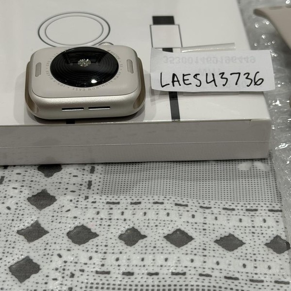Apple Watch SE (2nd Gen) 40mm - Unlocked Non-US, Starlight, A2725 - Cellular, Aluminum