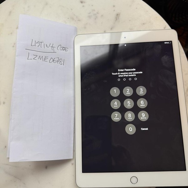 Apple iPad 6th Gen - Wi-Fi, 128 GB, Silver, A1893