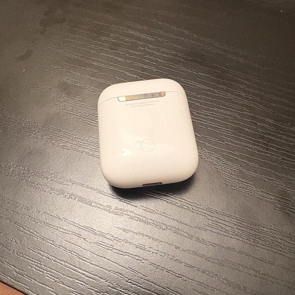 Apple AirPods (2nd Gen) - Lightning Case