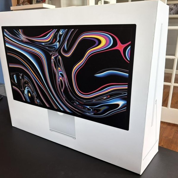 Apple Studio Display (2022) - Standard Glass, Tilt Adjustable Stand