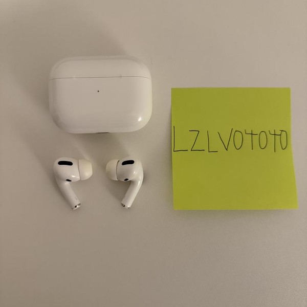 Apple AirPods Pro - Wireless Case
