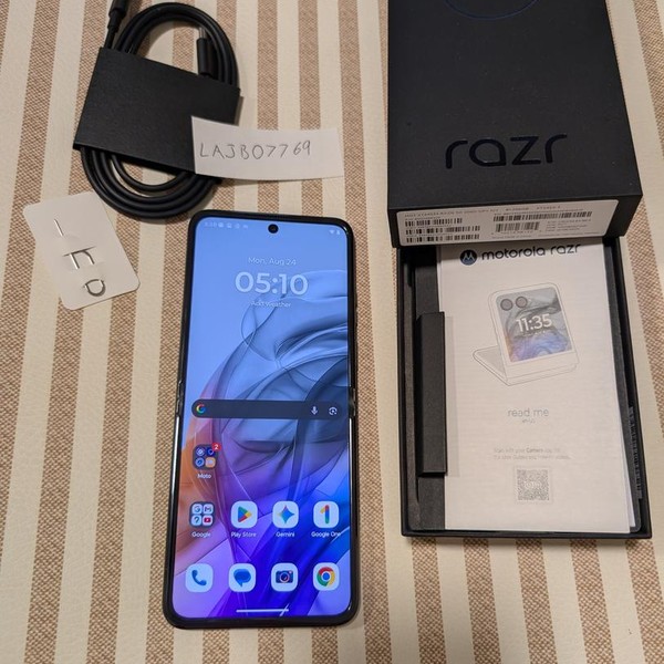 Motorola Razr (2024) - Unlocked, 256 GB, Gray, 8 GB