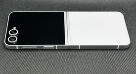 Good
													Samsung Galaxy Z Flip6 - Unlocked, White, 512 GB, 12 GB, SM-F741U1, photo 1 of 3