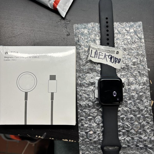 Apple Watch SE (1st Gen) 40mm - Gray, A2351 - GPS, Aluminum