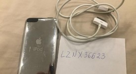 Good
													Apple iPod Touch 2nd Gen - Wi-Fi, Black, 8 GB, photo 3 of 3