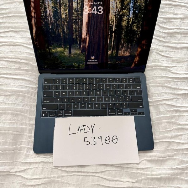 MacBook Air 2022 (M2) - 13 inch - 512 GB, Midnight, 16 GB, Apple M2