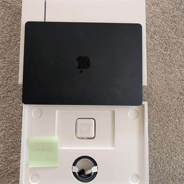 MacBook Air 2022 (M2) - 13 inch - 512 GB, Midnight, 8 GB, Apple M2