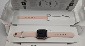 Mint
													Apple Watch Series 4 44mm - T-Mobile, Gold, A1976 - Cellular, Aluminum, photo 1 of 8