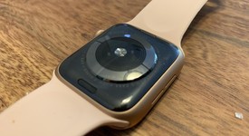 Good
													Apple Watch Series 4 44mm - Unlocked, Gold, A1976 - Cellular, Aluminum, photo 4 of 6