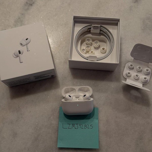 Apple AirPods Pro 2 - Lightning