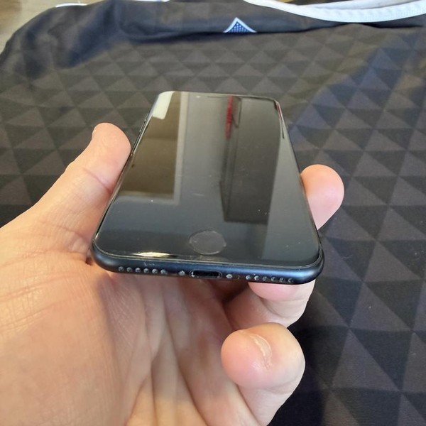 Apple iPhone SE 3rd Gen 2022 - Unlocked, 64 GB, Midnight, A2595