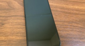 Good
													Samsung Galaxy Z Flip3 5G - Unlocked, Black, 256 GB, 8 GB, SM-F711U1, photo 3 of 6