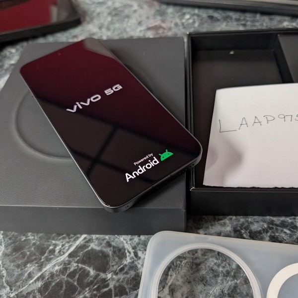 Vivo X300 Pro - Unlocked Non-US, 512 GB, Phantom Black, 16 GB