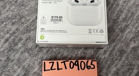 New
													Apple AirPods 3rd Gen - MagSafe Case, photo 2 of 2