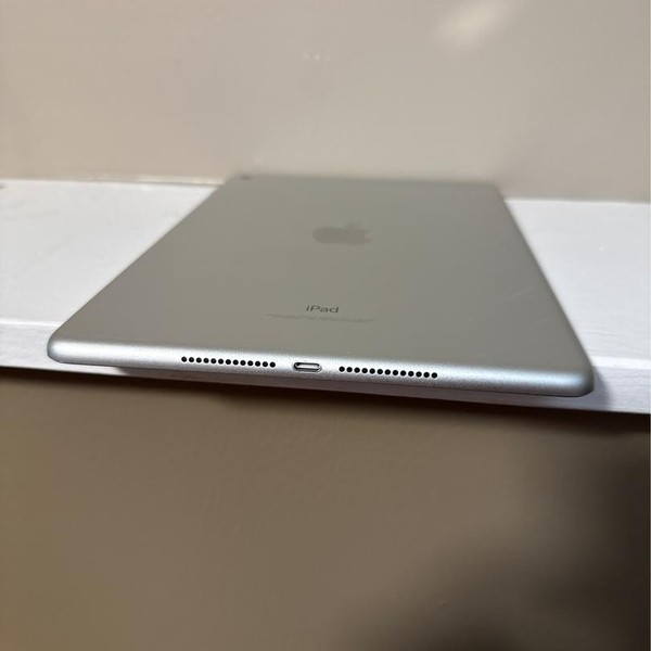 Apple iPad 5th Gen - Wi-Fi, 32 GB, Silver, A1822