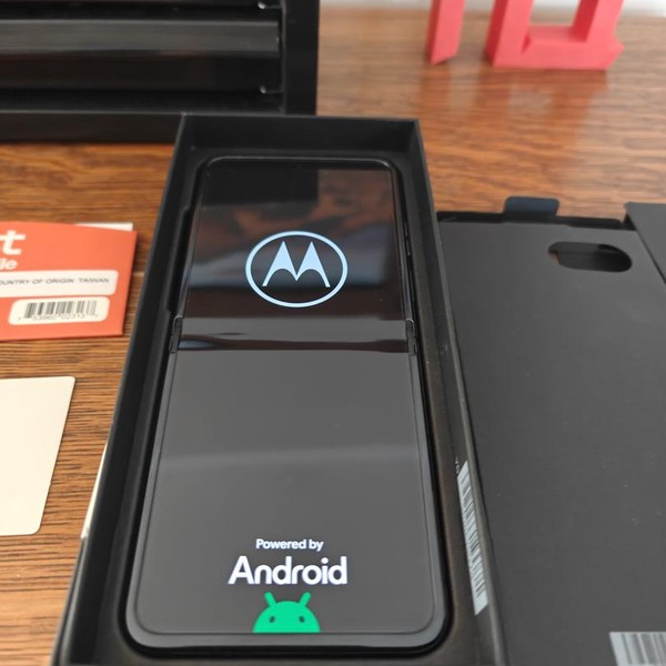 Motorola Razr (2024) - Boost, 256 GB, Space Gray, 8 GB