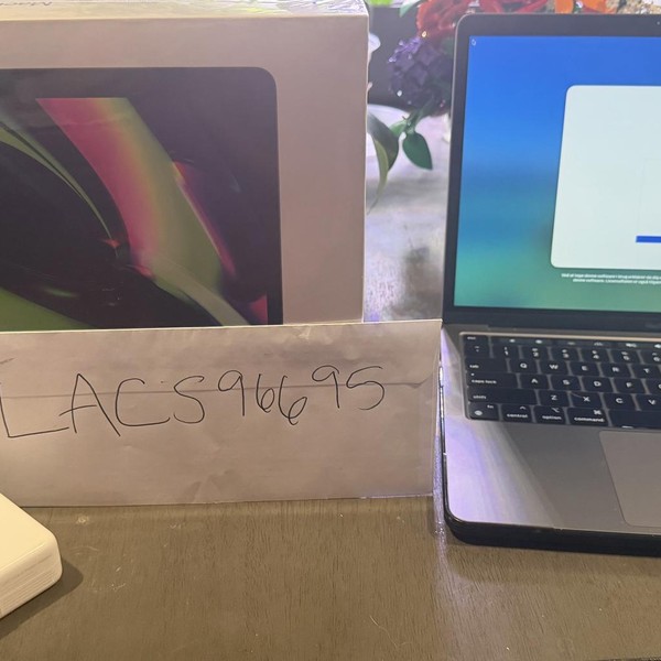 MacBook Pro 2022 - 13 inch - 1 TB, Silver, 24 GB, Apple M2