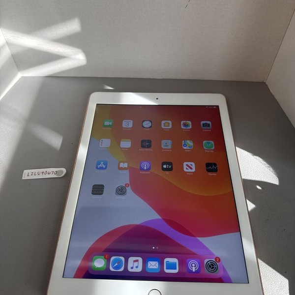 Apple iPad 6th Gen - Wi-Fi, 128 GB, Gold, A1893