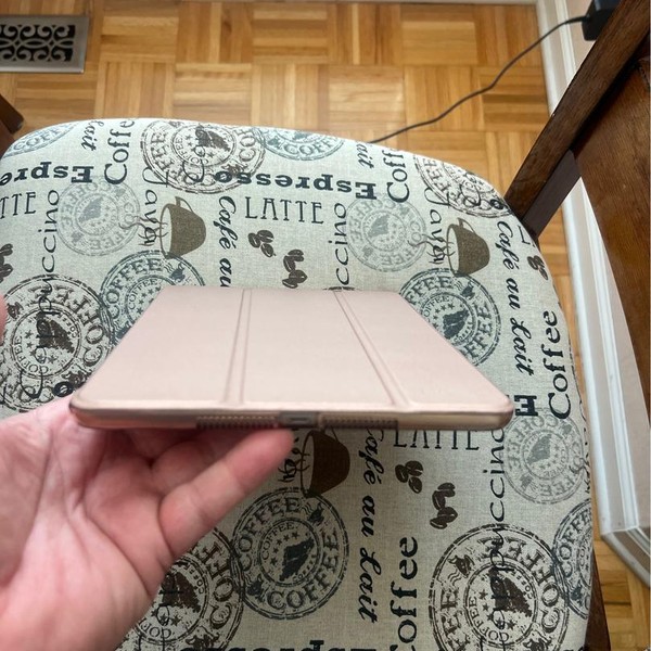 Apple iPad (5th Gen) - Unlocked, 32 GB, Gold, A1823