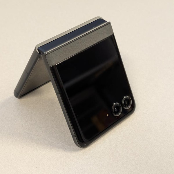 Motorola Razr (2024) - Unlocked, 256 GB, Gray, 8 GB