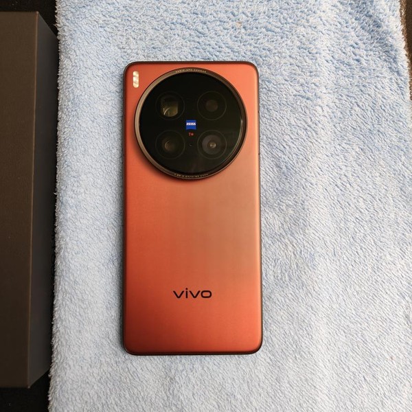 Vivo X200 Ultra - Unlocked Non-US, 512 GB, Red, 16 GB
