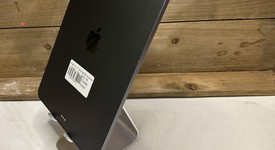 Fair
													Apple iPad Pro 11" 2018 - Unlocked, Gray, 64 GB, A2013, photo 4 of 5