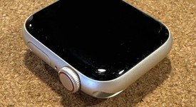 Good
													Apple Watch SE 2nd Gen 40mm - Unlocked, Starlight, A2726 - Cellular, Aluminum, photo 4 of 8
