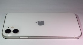 Good
													Apple iPhone 11 - Verizon, White, 64 GB, A2111, photo 3 of 9