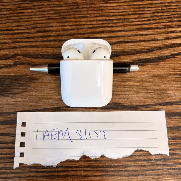 Apple AirPods (2nd Gen) - Lightning Case
