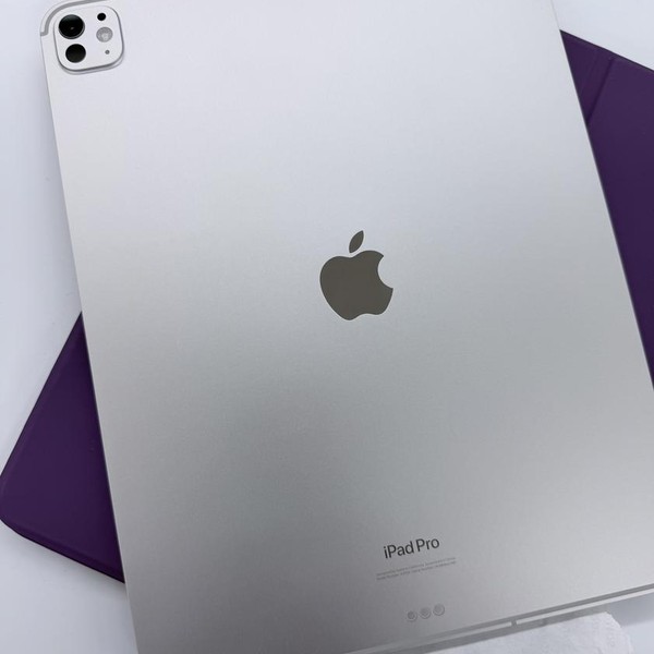 Apple iPad Pro 13 inch (M4) 2024 - Unlocked, 256 GB, Silver, 8 GB, A2926, Standard Glass