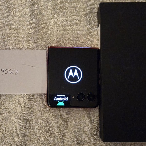 Motorola Razr Ultra (2025) - Unlocked, 1 TB, PANTONE Rio Red, 16 GB