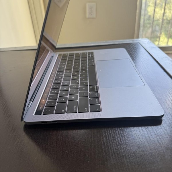 MacBook Pro 2019 - 13 inch - 512 GB, Silver, 16 GB, Intel Core i7