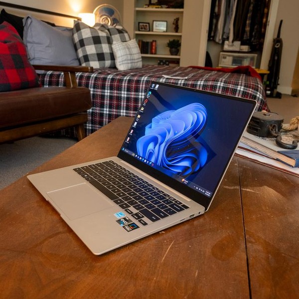 Samsung Galaxy Book3 Pro - 512 GB, Beige, 16 GB, Intel Core i7, 14 inch