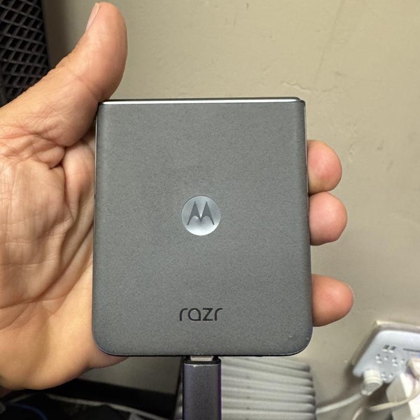 Motorola Razr (2024) - Unlocked, 256 GB, Gray, 8 GB
