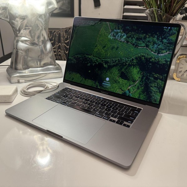 MacBook Pro 2019 - 16 inch - 2 TB, Silver, 16 GB, Intel Core i9