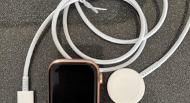 Good
													Apple Watch SE 1st Gen 44mm - Gold, A2352 - GPS, Aluminum, photo 2 of 8