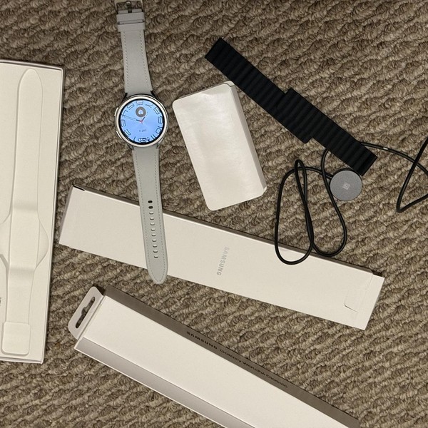 Samsung Galaxy Watch6 Classic - Unlocked, Silver, 47mm