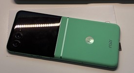Mint
													Motorola Razr (2025) - Total by Verizon, Green, 256 GB, 8 GB, photo 4 of 9