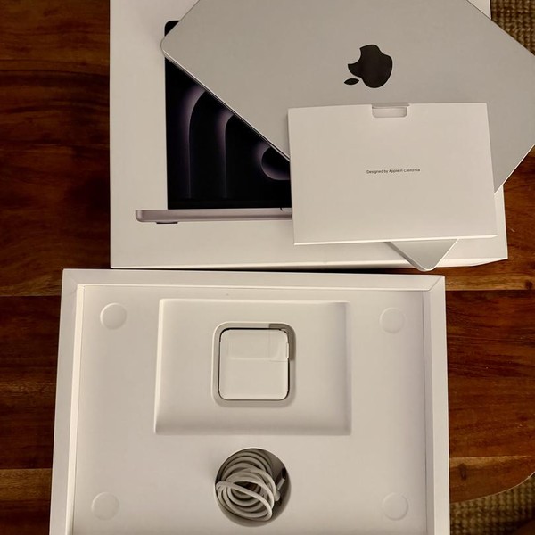 MacBook Pro 2024 - 14 inch - 1 TB, Silver, 16 GB, Apple M4