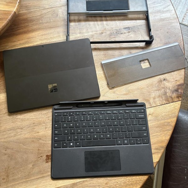 Microsoft Surface Pro 9 - Wi-Fi, 512 GB, Graphite, 16 GB, Intel Core i7, Wi-Fi