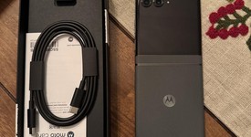 Mint
													Motorola Razr (2024) - Unlocked, Gray, 256 GB, 8 GB, photo 3 of 11