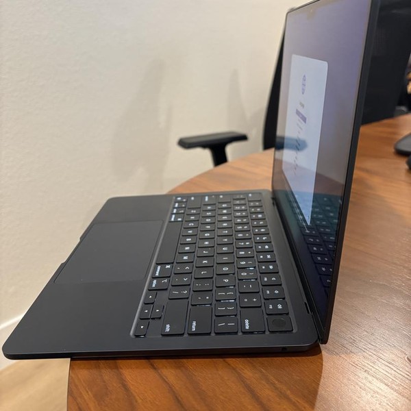 MacBook Air 2022 (M2) - 13 inch - 256 GB, Midnight, 8 GB, Apple M2