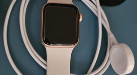 Good
													Apple Watch SE 1st Gen 40mm - Unlocked, Gold, A2353 - Cellular, Aluminum, photo 3 of 10
