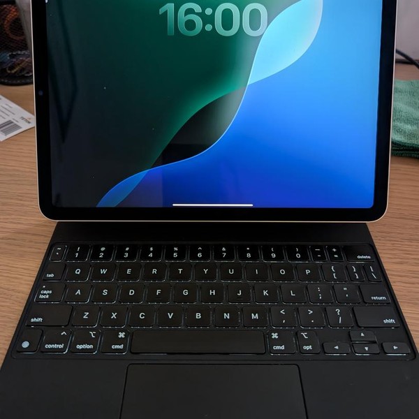 Apple iPad Air 5th Gen - Unlocked, 256 GB, Starlight, A2589