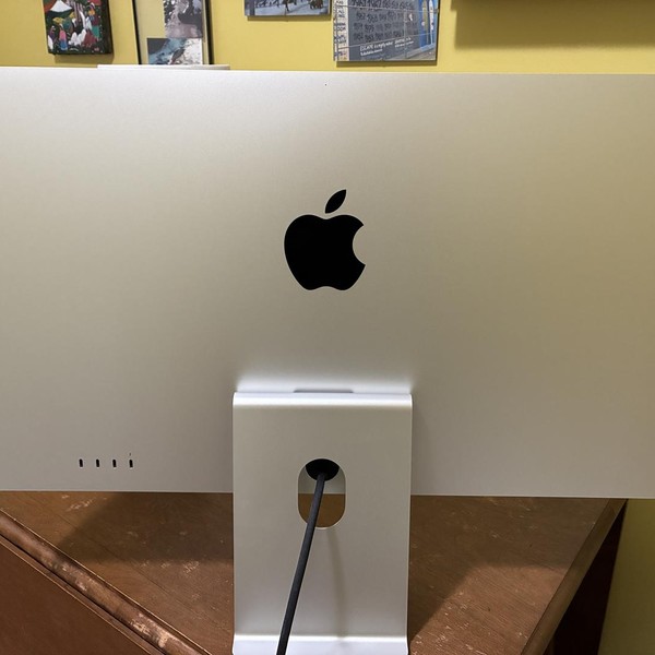 Apple Studio Display 2022 - Standard Glass, Tilt Adjustable Stand