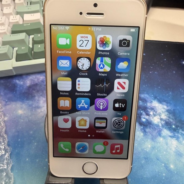 Apple iPhone SE 1st Gen 2016 - Unlocked, 64 GB, Gold, A1662