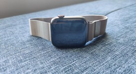Good
													Apple Watch Series 4 44mm - Unlocked, Gold, A1976 - Cellular, Stainless, photo 5 of 9