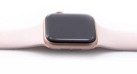 Good
													Apple Watch Series 4 40mm - Verizon, Gold, A1975 - Cellular, Aluminum, photo 3 of 5