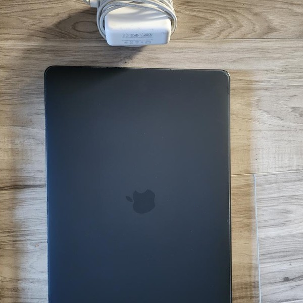 MacBook Pro 2017 (With Touch Bar) - 15 inch - 512 GB, Space Gray, 16 GB, Intel Core i7