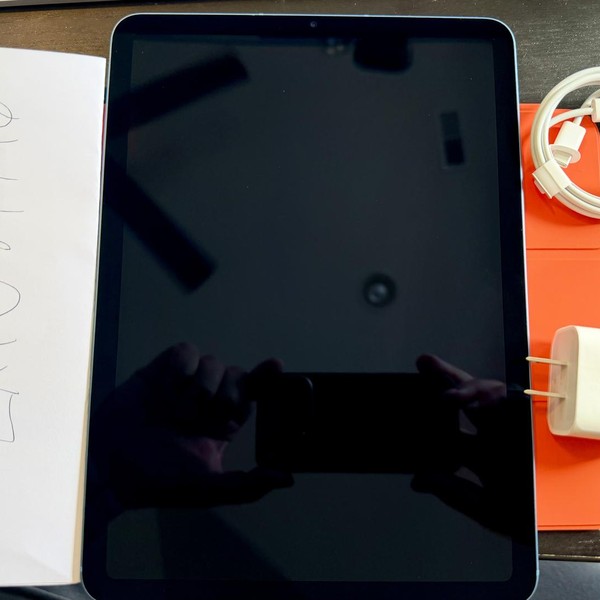 Apple iPad Air (5th Gen) - Unlocked, 256 GB, Blue, A2589